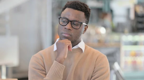 Porträtt av Pensive African Man tänkande — Stockfoto