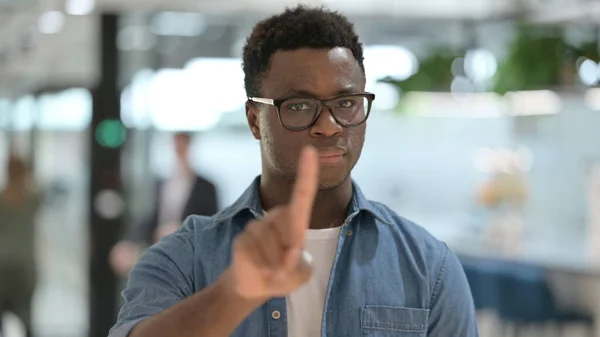 Porträtt av afrikansk man visar inga tecken av Finger Sign — Stockfoto