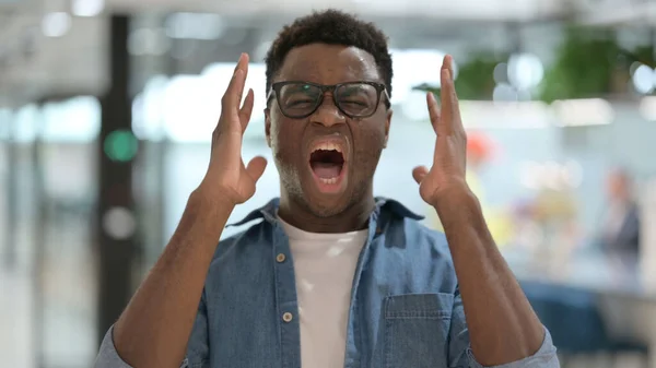 Portrét Afrického muže křičícího, křičícího — Stock fotografie