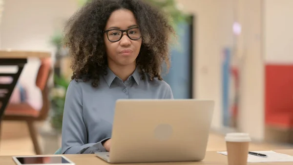 Mulher Africana com Laptop dizendo Não por sinal de dedo — Fotografia de Stock