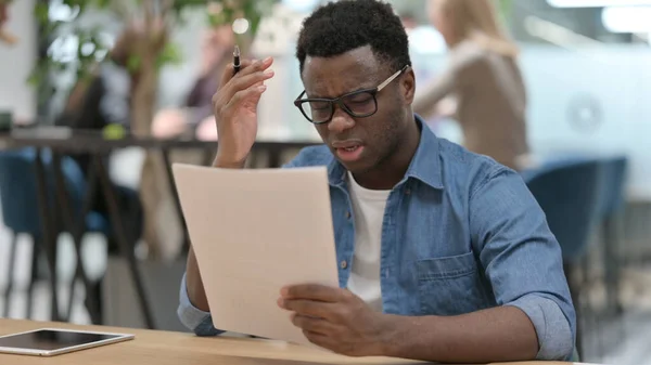 Afrikansk man upprörd av förlust på dokument — Stockfoto