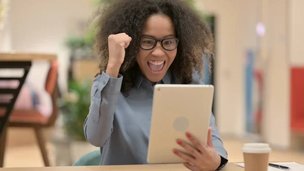 仕事でタブレットで祝うアフリカの女性 — ストック写真