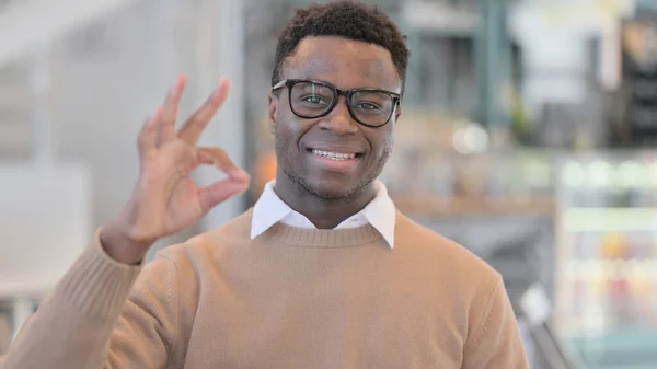Uomo africano positivo che mostra OK segno — Foto Stock