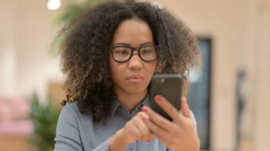 Afrikalı İş Kadını Akıllı Telefona Yazıyor 