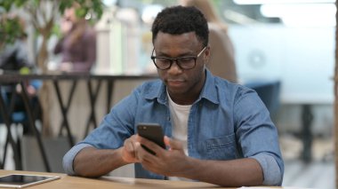 Modern Ofiste Akıllı Telefon kullanan Afrikalı Adam 