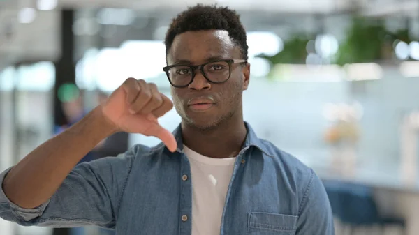 Porträtt av Tummen ner Gesture av afrikansk man — Stockfoto