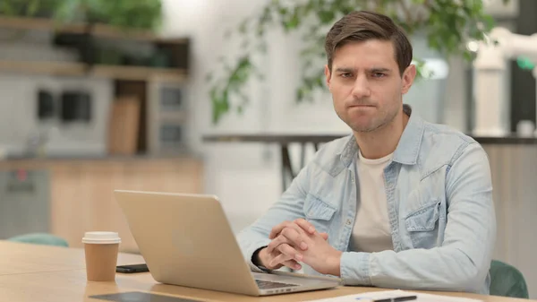 Ningún gesto con dedo por el joven en el trabajo — Foto de Stock