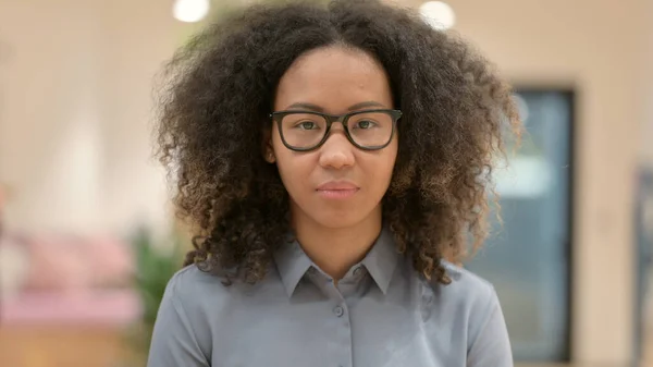 Porträt einer Afrikanerin, die in die Kamera blickt — Stockfoto