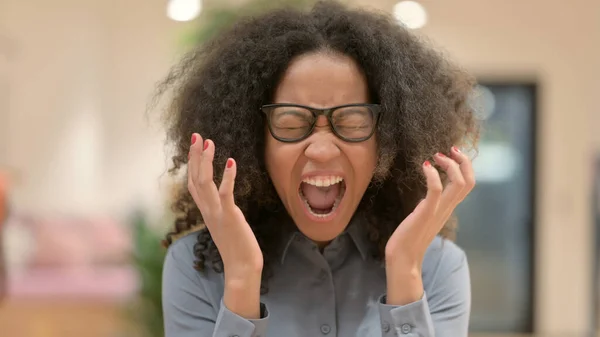 Retrato de una empresaria africana gritando, gritando — Foto de Stock