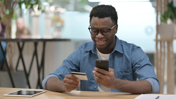 Online nakupování Platba Úspěch na Smartphone od African Man — Stock fotografie