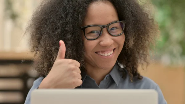 Närbild av afrikansk kvinna med bärbar dator visar tummen upp Sign — Stockfoto