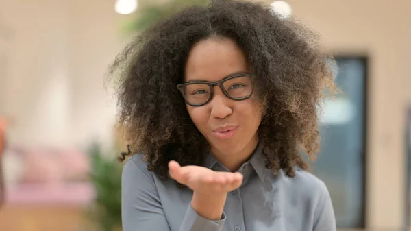 Porträt einer afrikanischen Geschäftsfrau, die einen fliegenden Kuss gibt — Stockfoto