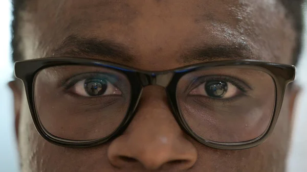 Gros plan sur les yeux clignotants de l'homme africain — Photo