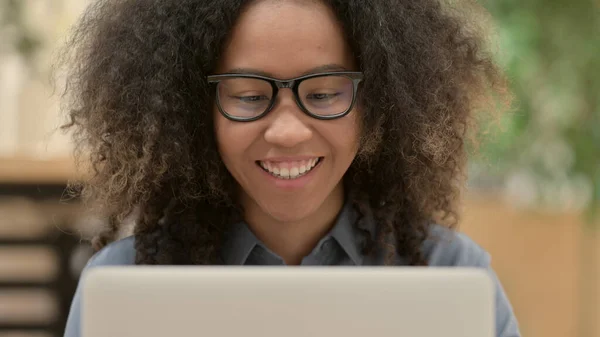 Närbild av afrikansk kvinna gör videochatt på laptop — Stockfoto