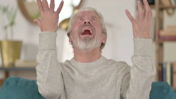 Oudere man schreeuwt thuis, schreeuwt — Stockfoto