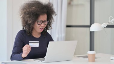 Çevrimiçi Ödeme Hatası Dizüstü Bilgisayarda Afrikalı Kadın ÜzgünName