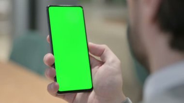 Yeşil Krom Ekran ile Akıllı Telefon Kullanan Adam