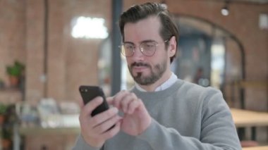 Genç Adam Akıllı Telefonla Kutlama