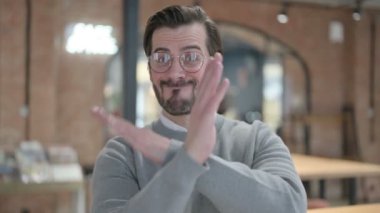 Genç Adam 'ın Portresi Silah Hareketi Yok, İnkâr 