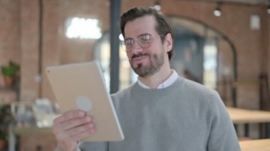 Genç Adam 'ın Tabletteki Video Çağrısı