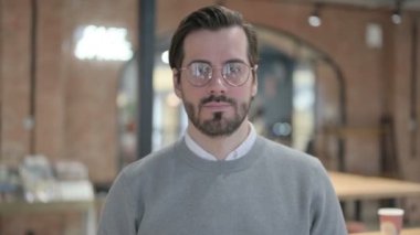 Zafer İşareti Gösteren Genç Adamın Portresi