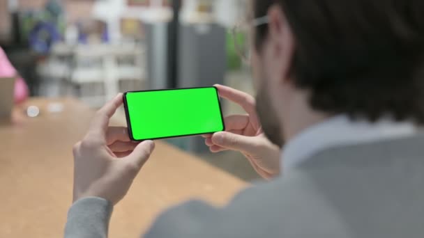 Homme regardant Smartphone avec écran vert — Video