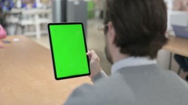 Yeşil Ekranlı Tablet 'e Bakan Adam 