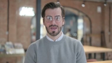 Kayıp 'a Tepkili Genç Adam' ın Portresi 