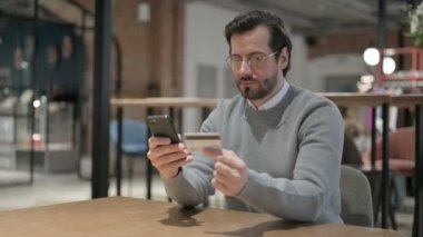 Genç Adam Smartphone 'da Çevrimiçi Ödeme Yapıyor