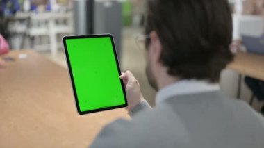 Tablet ile yeşil ekran kullanan adam 