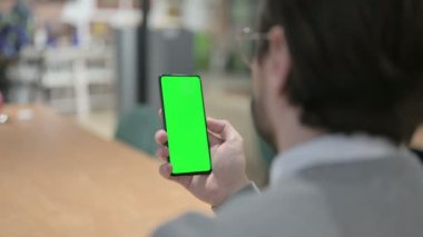 Yeşil ekranlı Akıllı Telefon Kullanan Adam 