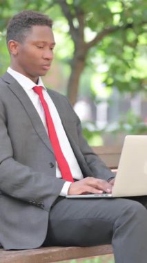 Afrikalı İş Adamı Laptop ile Kucak Sohbeti Yapıyor