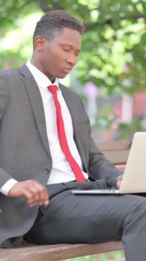 Afrikalı İşadamı kucağında dizüstü bilgisayarla öksürüyor