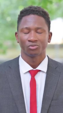 Afrikalı İşadamının Dışardaki İnkarcı Portresi