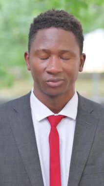 Afrikalı İşadamı Açık Hava 'da Başını Sallıyor