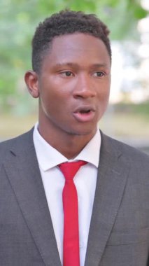 Hasta Afrikalı İşadamı Öksüren Açık Hava 'nın Portresi