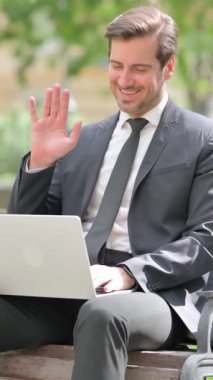 Çevrimiçi Video Sohbeti Orta Çağ İşadamı Açık havada Oturuyor