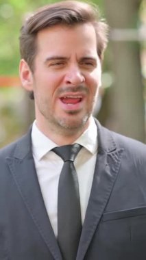 Esneyen Genç İşadamının Portresi Açık Hava Yorgunluğu