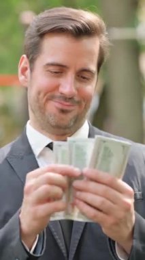 Dışarıda Para Sayan Genç İş Adamının Portresi