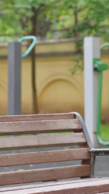 Genç iş adamı geliyor ve dışarıda oturuyor.