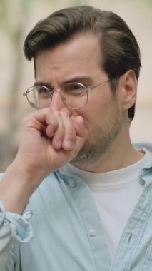 Dışarıda Öksüren Sıradan Genç Adam 'ın Portresi