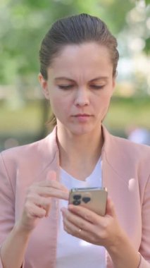 Sıradan bir iş kadını telefonda konuşuyor.