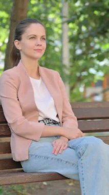 Sıradan İş kadınının gülen yüzüne yakın çekim