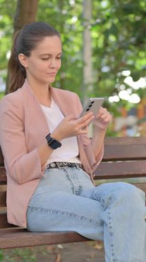 Genç Kadın Park 'ta Otururken Telefonda Başarı Kutlaması