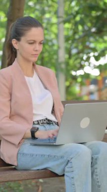 Dişleri ağrıyan genç kadın laptop kullanıyor.