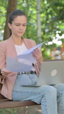 Dokümanlar ve Laptop 'la Çalışan Genç Kadın