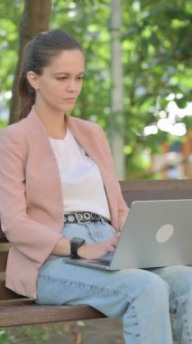 Laptop kullanırken Kameraya Bakan Genç Kadın