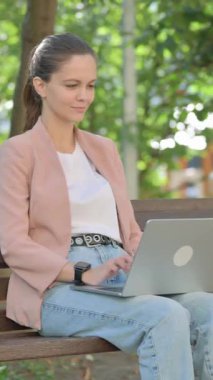 Banch 'ta dizüstü bilgisayar kullanan Genç Kadın Başparmağını kaldırdı