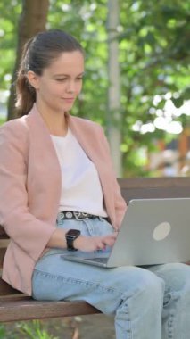 Genç Kadın Laptop 'ı Kapatıyor ve Dışarıdaki Benç' ten Çıkıyor