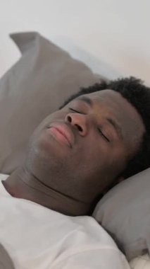 Yatakta Uyurken Kâbus Gören Rahatsız Afrikalı Adam